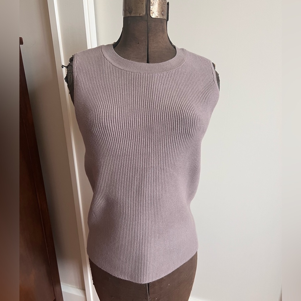 Abercrombie Ribbed Knit Vest.. SO flattering on!